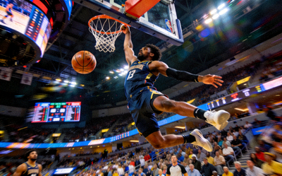 NBA总冠军奖杯奥布莱恩杯在颁奖典礼上被高举
